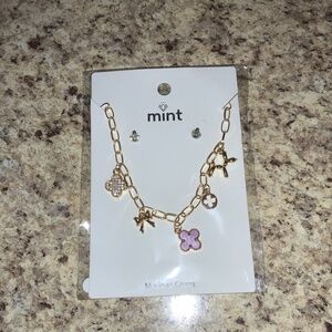 NWT Women’s Necklace And Earrings Set